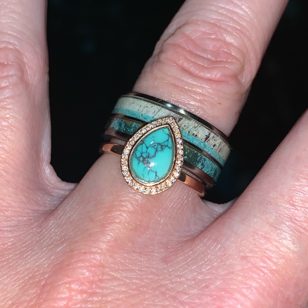 Elegant Turquoise and Gold Ring